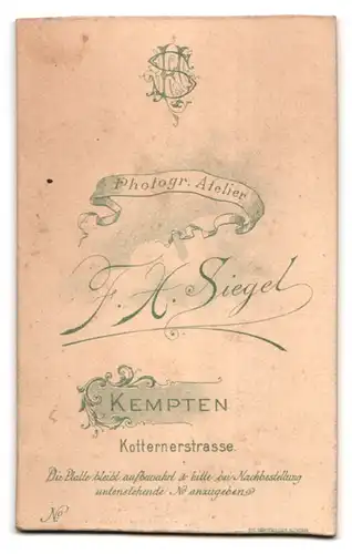 Fotografie F. H. Siegel, Kempten, Herr mit leichtem Oberlippenbart trägt eine Medallie