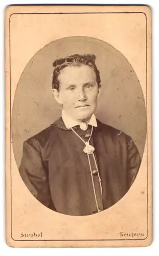 Fotografie Strobel, Kempten, Ältere Dame mit gewelltem Haar trägt eine Brosche am Halsband