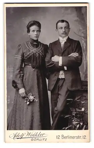 Fotografie Adolf Winkler, Görlitz, Berlinerstr. 12, Mann mit Schnauzbart mit Dame in besticktem Kleid