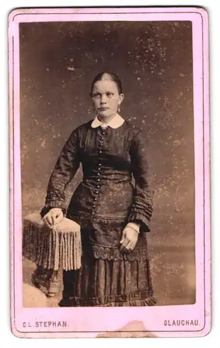 Fotografie C. L. Stephan, Glauchau, Junge Dame in Kleid mit weissem Kragen trägt Ohrringe