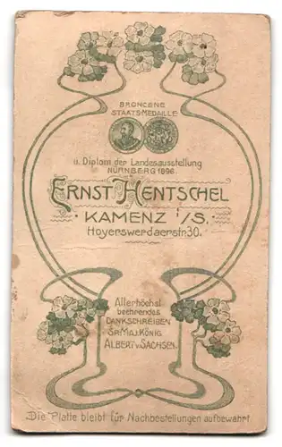 Fotografie Ernst Hentschel, Kamenz i. S., Herr mit seitlich gescheiteltem Haar hält Buch