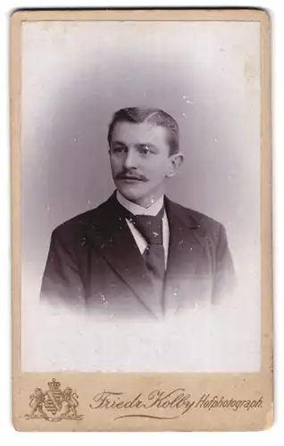 Fotografie Friedr. Kolby, Zwickau i. S., Herr mit gewellt gekämmten Haaren trägt breite Krawatte