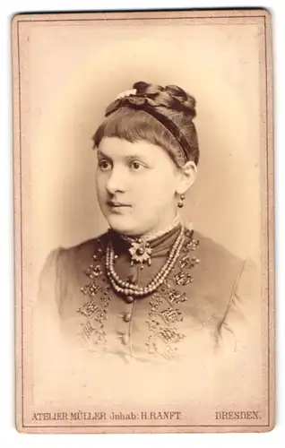 Fotografie Atelier Müller, Dresden, Marienstr. 26, Junge Frau in verziertem Kleid mit Haarband und Perlenkette