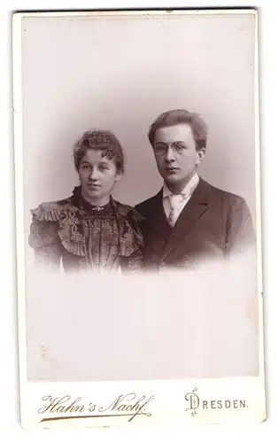 Fotografie Hahn`s Nachf., Dresden, Waisenhaus-Str.16, Junges Paar, Mann mit Zwicker und Frau mit Locken