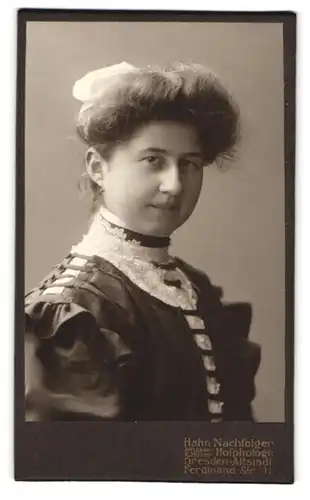 Fotografie Hahn Nachf. E. Müller, Dresden, Ferdinand-Str.11, Junge Dame mit toupiertem Haar trägt Haarband und Spitze