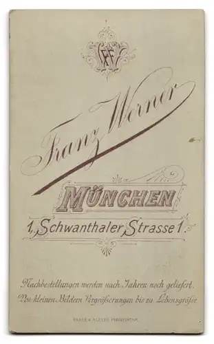 Fotografie Franz Werner, München, Schwanthaler Strasse 1, Dame mit zusammengebundenen Haaren trägt Zierkragen