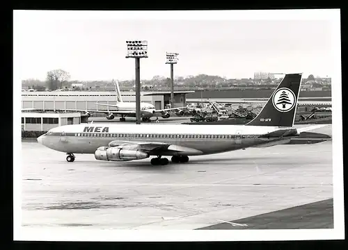 Fotografie Flugzeug Boeing 707, Passagierflugzeug der MEA, Kennung OD-AFW