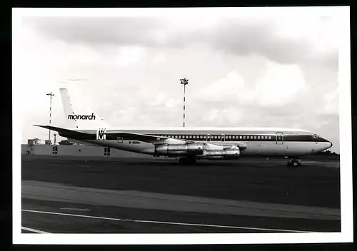 Fotografie Flugzeug Boeing 707, Passagierflugzeug der Monarch Airline, Kennung G-BCBA