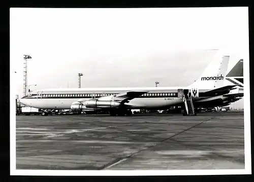 Fotografie Flugzeug Boeing 707, Passagierflugzeug der Monarch Airline, Kennung G-BGCT