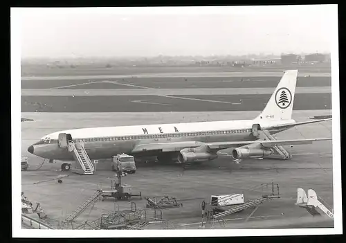 Fotografie Flugzeug Boeing 707, Passagierflugzeug der MEA, Kennung AP-Auo