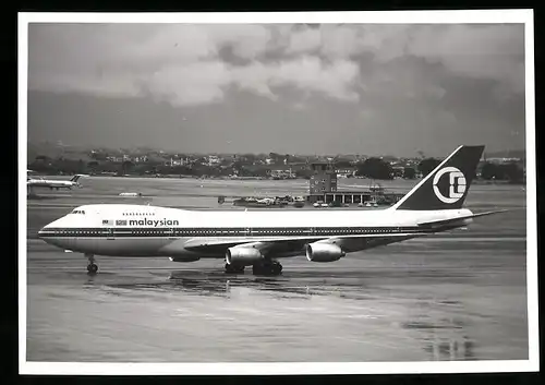 Fotografie Flugzeug Boeing 747 Jumbojet, Passagierflugzeug der Malaysian Air, Kennung 9M-MHJ