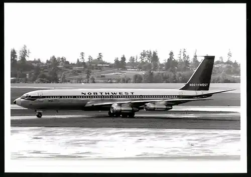 Fotografie Flugzeug Boeing 707, Passagierflugzeug Northwest