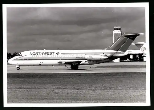 Fotografie Flugzeug Douglas DC-9, Passagierflugzeug Northwest, Kennung N8909E