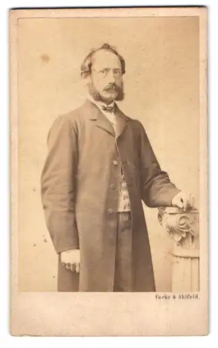 Fotografie Focke & Ahlfeld, Hannover, Herr im Anzug mit Backenbart und hoher Stirn