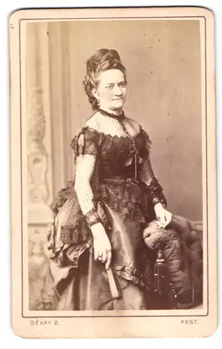 Fotografie Gevay B. Pest, Portrait Frau Madeleine im Tüllkleid mit Fächer und Hochsteckfrisur, 1872