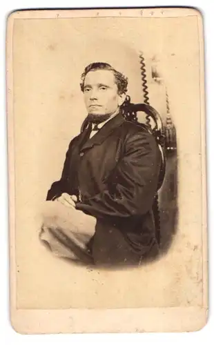 Fotografie G. Giese, Itzehoe, Feldschmiede 109, Portrait Herr Karl Göldener im Anzug mit Kinnbart