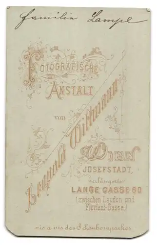 Fotografie Leopold Wittmann, Wien, Lange Gasse 60, Mutter und Vater Lampe in Uniform mit ihrem Sohn im Atelier