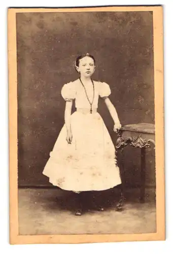 Fotografie F. Braune, Kiel, Vorstadt 31, niedliches junges Mädchen im weissen Kleid mit Kruzifix um den Hals