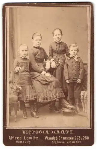 Fotografie Alfred Lewitz, Hamburg, Wandsb. Chaussee 278, vier Kinder in Biedermeierkleidung im Atelier
