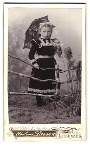 Fotografie Atelier Lasse, Greussen, a. Steingraben, niedliches Mädchen im Samtkleid mit Sonnenschirm und Haarschleife