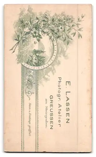 Fotografie Atelier Lasse, Greussen, a. Steingraben, niedliches Mädchen im Samtkleid mit Sonnenschirm und Haarschleife