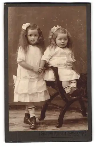 Fotografie Gustav Rasch, Schleswig, Stadtweg 32, zwei niedliche Mädchen in weissen Kleidern mit Haarschleife