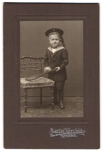 Fotografie Martin Herzfeld, Dresden, Portrait süsser Knabe im Matrosenanzug mit Tennisschläger in der Hand