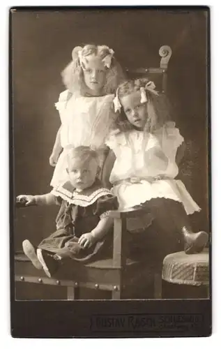Fotografie Gustav Rasch, Schleswig, Stadtweg 32, drei kleine blonde Mädchen in Kleidchen mit Haarschleife