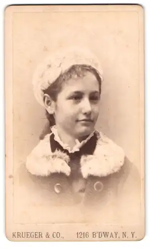 Fotografie Krueger & Co., New York, B`dway 1216, junges amerikanisches Mädchen im Winterkleid mit Pelzmütze