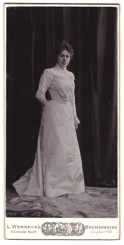 Fotografie L. Wernecke, Bremerhaven, Lloydstr. 20, junge Frau im hellen Kleid mit Spitzenkragen und Locken