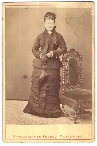 Fotografie Juan B. Varonne, Montevideo, Calle del 25 de Agosto 104, Portrait junge Frau im Biedermeierkleid