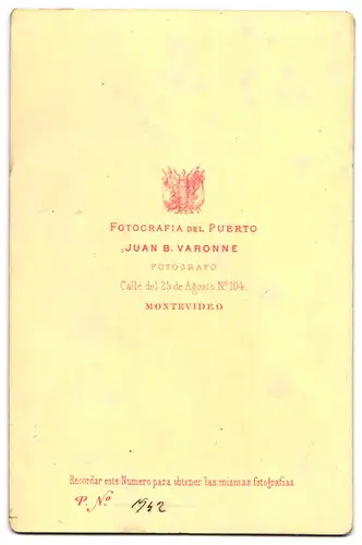 Fotografie Juan B. Varonne, Montevideo, Calle del 25 de Agosto 104, Portrait junge Frau im Biedermeierkleid