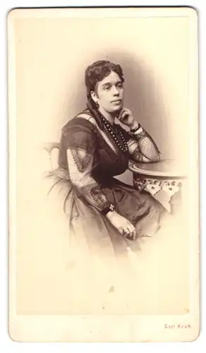 Fotografie Carl Kroh, Josefstadt, Piaristengasse 20, Portrait Frau Ida Wöber im Biedermeierkleid mit Perlenkette
