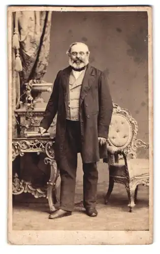 Fotografie Gustav Schultze, Naumburg a. S., Lindenstr. 676, Herr Grosse im Anzug mit grauem Vollbart