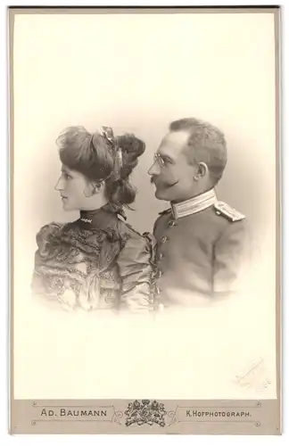 Fotografie Ad. Baumann, München, Residenzstr. 12, Soldat in Garde Uniform mit Zwicker und Kaiser Wilhelm II. Bart