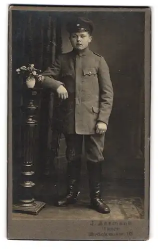 Fotografie J. Assmann, Thorn, Brückenstr. 16, junger Knabe in Feldgrau Uniform mit eingestecktem Orden