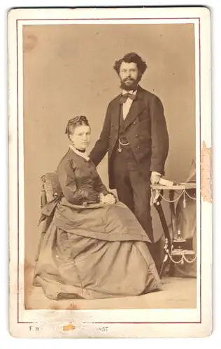 Fotografie F. Brandseph, Stuttgart, Marienstr. 36, junges Paar im Biedermeierkleid und Anzug mit Vollbart