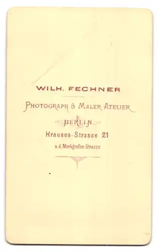 Fotografie W. Fechner, Berlin, Krausen-Str. 21, Vater im Anzug posiert mit seinen zwei Kindern im Atelier