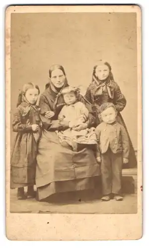 Fotografie G. M. Fettinger, Gunzenhausen, Portrait Mutter mit vier Kindern in Biedermeierkleidern, Mutterglück
