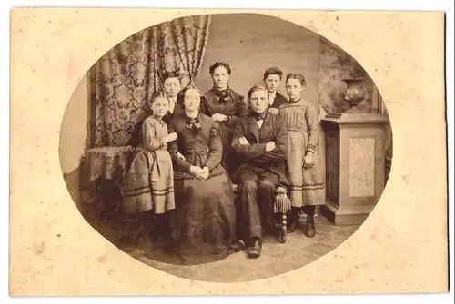 Fotografie unbekannter Fotograf und Ort, Mutter und Vater mit fünf Kindern in Biedermeierkleidung im Atelier