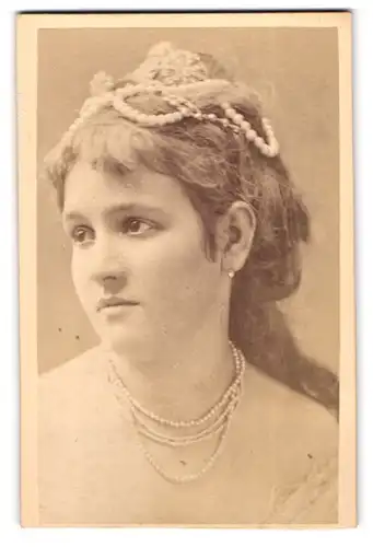 Fotografie unbekannter Fotograf und Ort, Portrait hübsche junge Frau mit Perlenkette und Perlendiadem