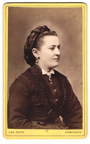 Fotografie Ida Rath, Kissingen, Salinenstr., Portrait junge Dame im dunklen Kleid mit zurückgebundenen Haaren