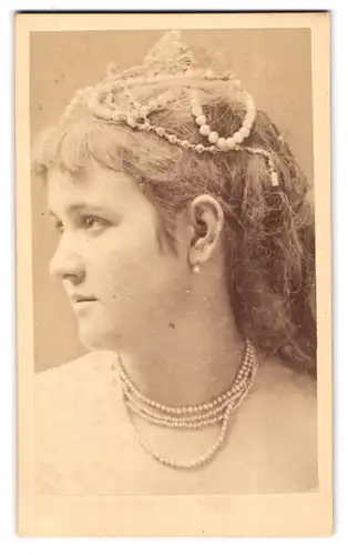 Fotografie unbekannter Fotograf und Ort, attraktive junge Frau mit Perlenkette und Perlenschmuck im Haar