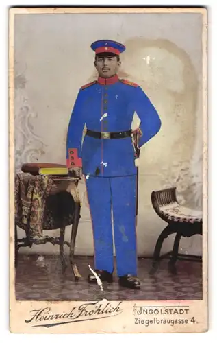 Fotografie Heinrich Fröhlich, Ingolstadt, Ziegelbräugasse 4, Soldat in blauber Uniform mit Bajonett, Hand Koloriert