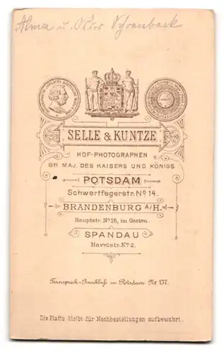 Fotografie Selle & Kuntze, Potsdam, Schwertfegerstr. 14, Soldat Schoenback in Uniform mit Orden nebst seiner Frau Alma