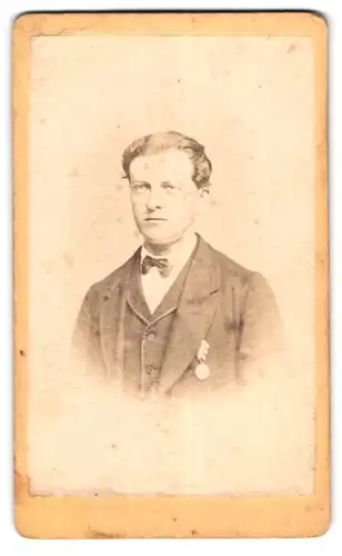 Fotografie M. Ackermann, Görlitz, Schützenweg 2, junger Mann im Anzug mit Orden an der Brust