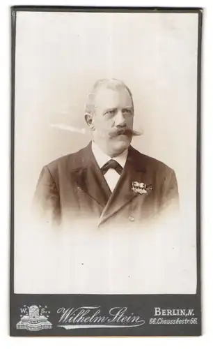 Fotografie Wilhelm Stein, Berlin, Chausseestr. 66, älterer Herr im Anzug mit Miniaturordenspange am Revers