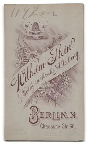 Fotografie Wilhelm Stein, Berlin, Chausseestr. 66, älterer Herr im Anzug mit Miniaturordenspange am Revers