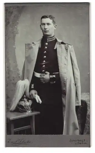 Fotografie Emil Schröter, Jüterbog, junger Soldat in Gardeuniform mit Pickelhaube Rosshaarbusch und Uniformmantel