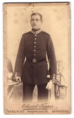 Fotografie Eduard Tepper, Berlin, Köpenickerstr. 5, junger Soldat in Gardeuniform mit Pickelhaube Rosshaarbusch